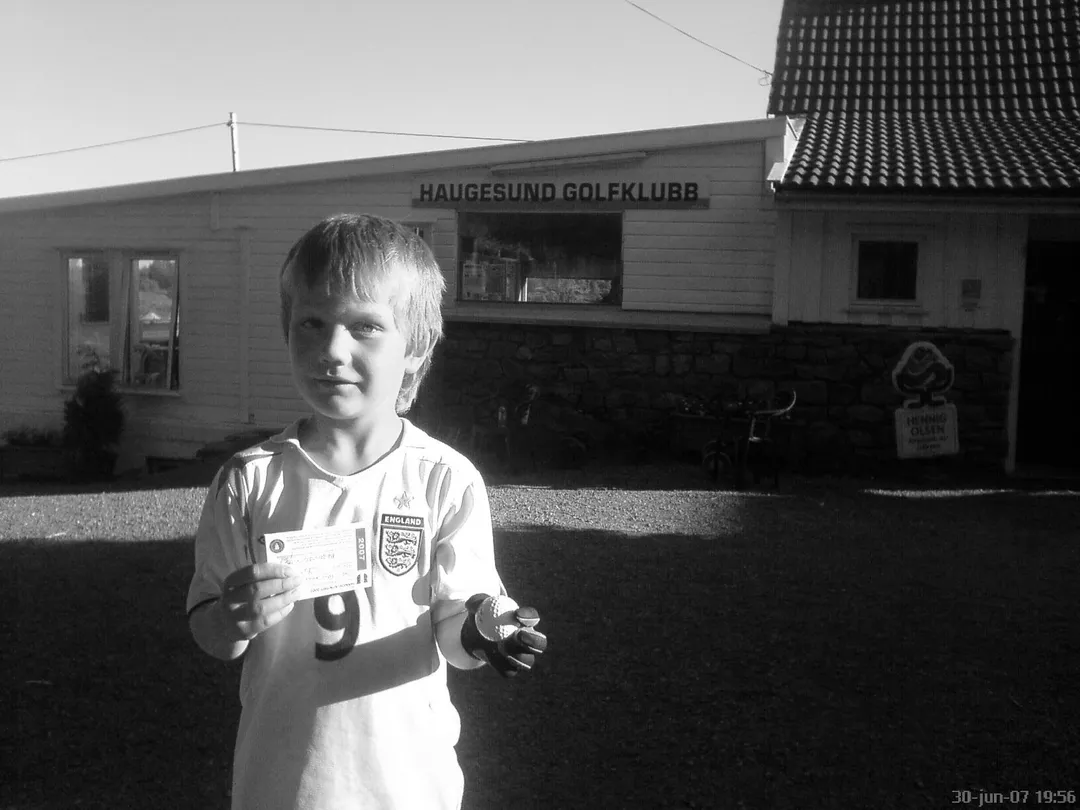 Bård with his white card outside Haugesund Golfklubb