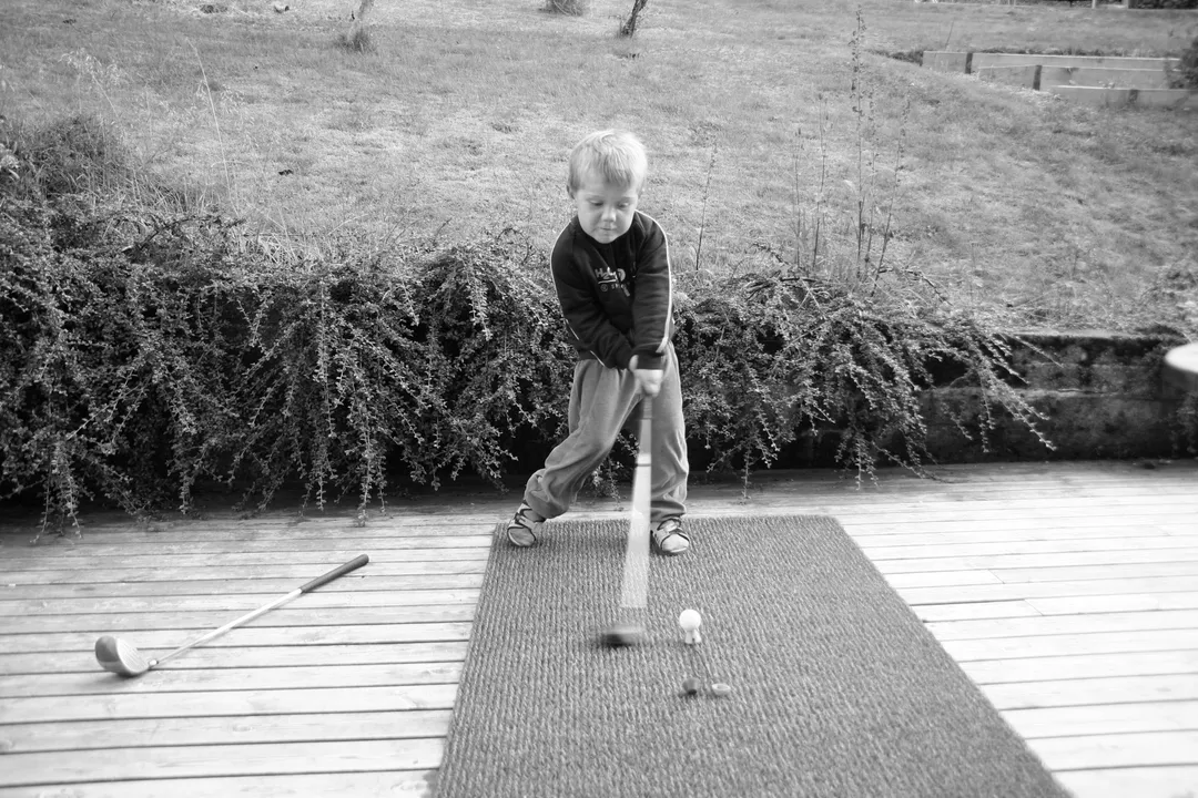 Bård practicing with proper clubs