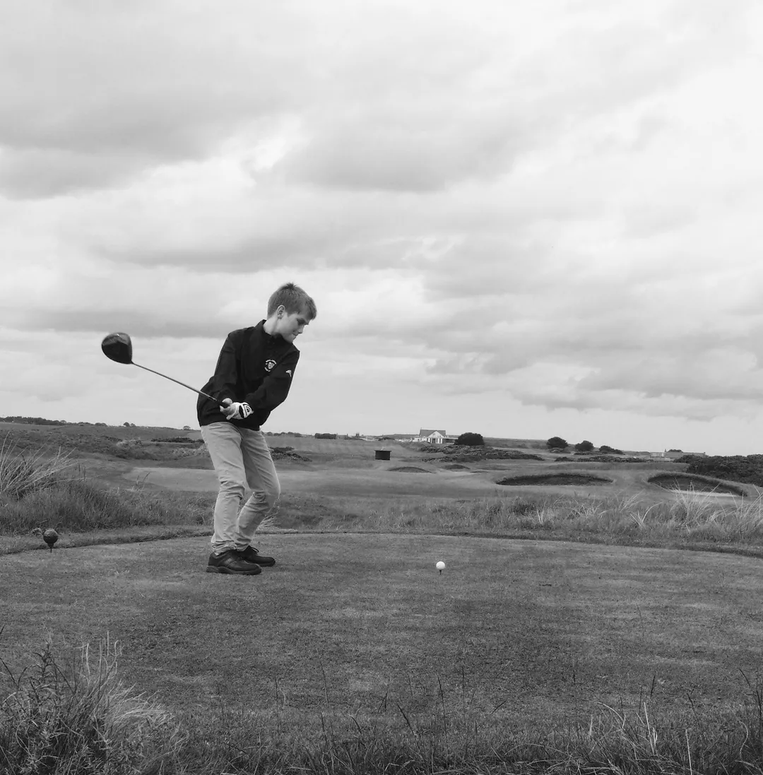 Bård swinging on the tee