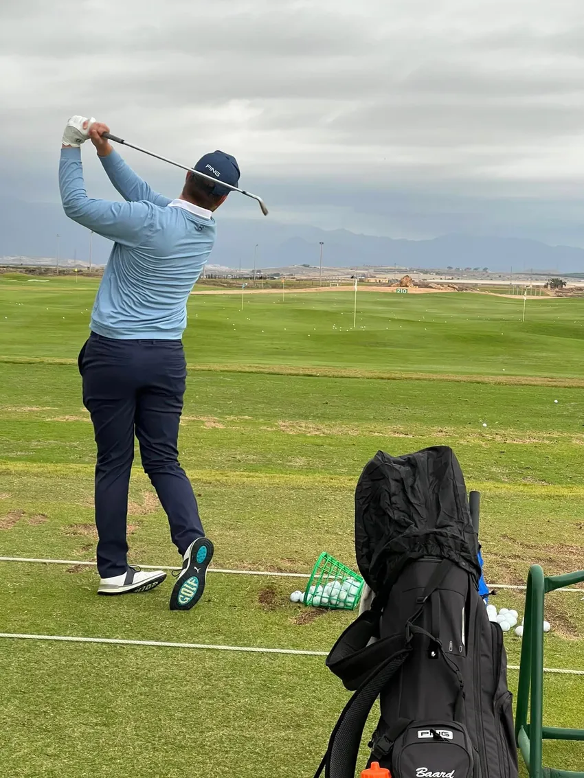 Bård warming up on the driving range