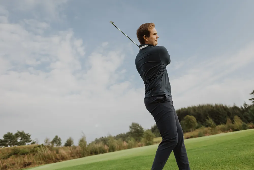 Side view of Bård after swinging with his iron club