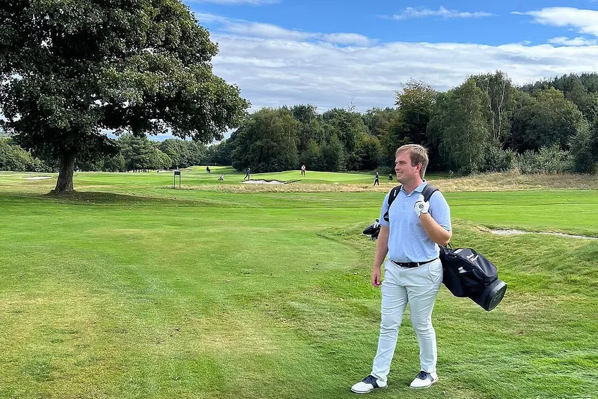 Bård standing on the golf course with his golf bag on the back